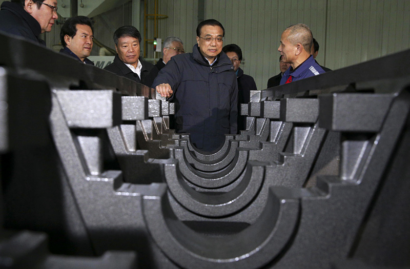 点击打开原图 2016年2月2日,李克强考察宁夏共享装备股份有限公司。这家成立于1966年的老铸造国企通过改制,创新焕发生机,在铸造业3D打印上取得革命性突破。总理称赞其已从“傻大黑粗”变成“窈窕淑女”,展示了“中国制造2025+互联网”的融合,是新旧动能转换的生动体现。