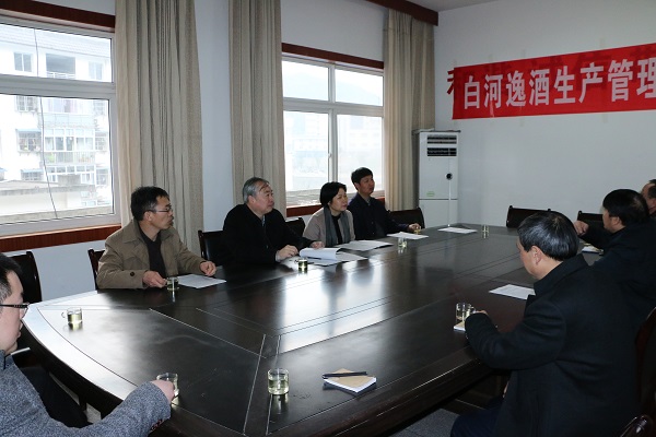 火博体育局长刘昌兰陪同林厅长一行在白河县逸酒公司调研