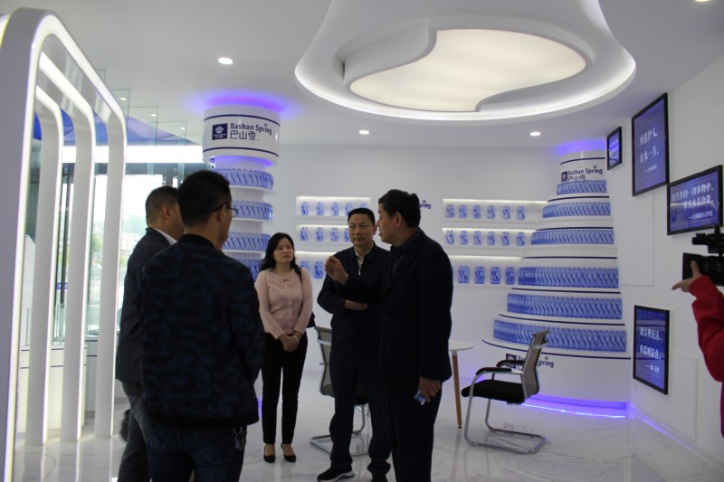 参观巴山雪产品展厅