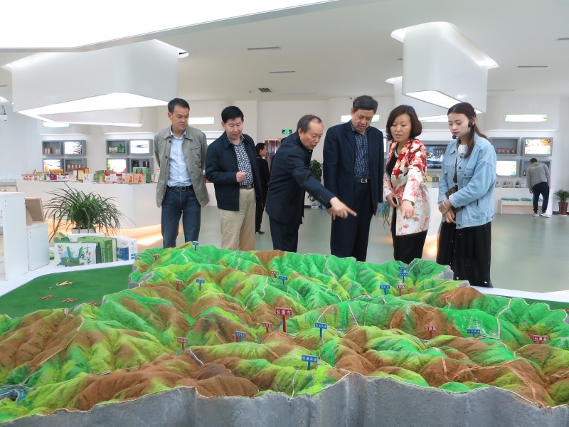 调研组一行参观考察富硒研发中心