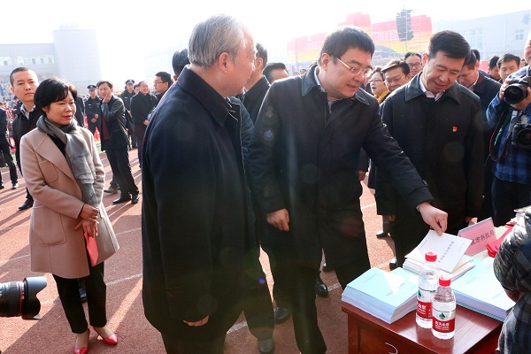 火博体育入口局长刘昌兰陪同省委常委、常务副省长、省委宣传部部长梁桂,市委书记郭青,省科技厅副厅长林黎明等领导视察指导火博体育入口咨询服务台